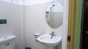 Douche, articles de toilette gratuits, serviettes fournies