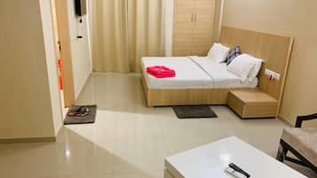 Executive Studio | Premium bedding, Select Comfort beds, free minibar items, in-room safe