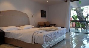 Individually decorated, individually furnished, free WiFi, bed sheets - Fantasea Beach Resort (Malvan)