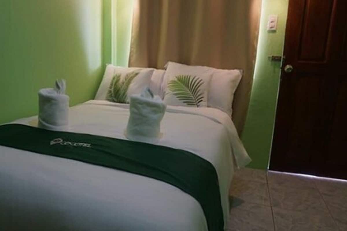 Queen Room | Desk, soundproofing, free WiFi, bed sheets