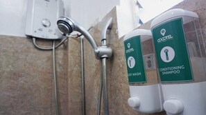 Quarto quádruplo | Comodidades do banheiro | Chuveiro, produtos de toalete grátis, toalhas de banho, sabonete