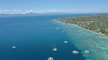 Plajda, beyaz kum
