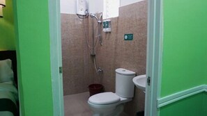 Habitación cuádruple | Baño | Ducha, artículos de higiene personal gratuitos, toallas y jabón