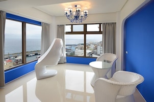 Decoración personalizada, muebles diferentes y escritorio 