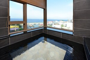 日式風雙人房 | 浴室 | 淋浴设施、免费洗浴用品、吹风机、拖鞋