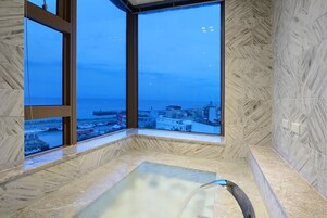 Elite-Doppelzimmer | Badezimmer | Dusche, kostenlose Toilettenartikel, Haartrockner, Hausschuhe