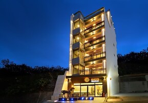 Fachada de la propiedad por la tarde o noche