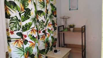 Standard-Doppelzimmer | Schreibtisch, kostenloses WLAN, Bettwäsche