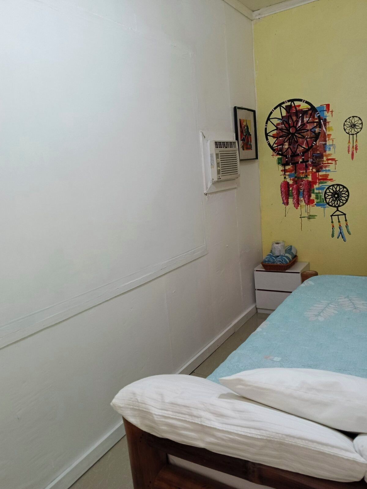 Una camera da letto con un letto, un termosifone a parete e una decorazione a forma di acquilone.