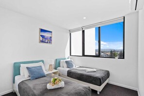Three Bedroom Apartment | 2 bedrooms, individually furnished, soundproofing, iron/ironing board - Peninsular GoldCoast (Surfers Paradise)