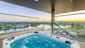 Indoor spa tub