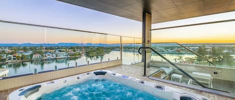 Indoor spa tub