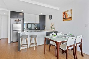 Three Bedroom Apartment | Essbereich im Zimmer