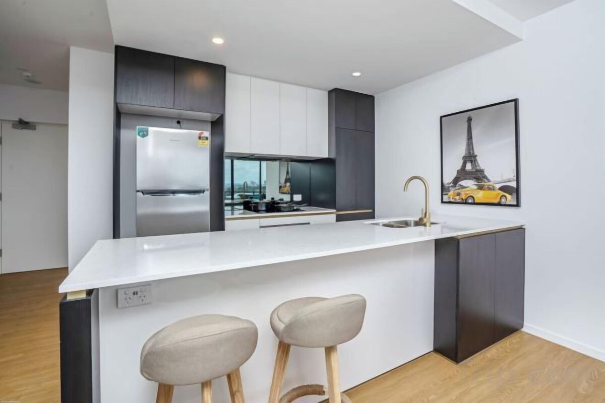 Private kitchen | Full-size fridge, microwave, oven, stovetop