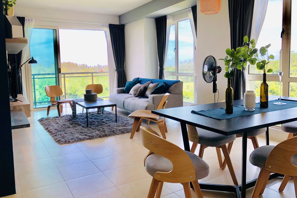 Deluxe Condo, 3 Bedrooms | Living area | Smart TV