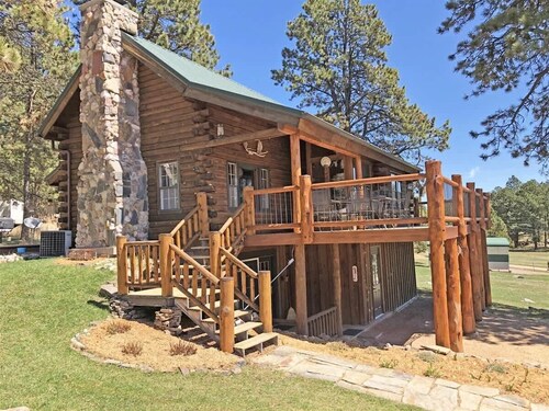 Klassinen hirsitalo lähellä nähtävyyksiä ja metsässä