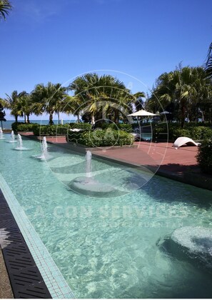 3 piscinas al aire libre (de 07:00 a 22:00), sombrillas, tumbonas