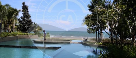 3 piscines extérieures, parasols de plage, chaises longues