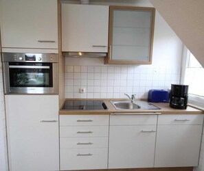 Kylskåp, mikrovågsugn, ugn och diskmaskin