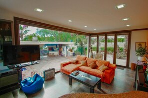 Télévision, lecteur de DVD, chaîne hi-fi