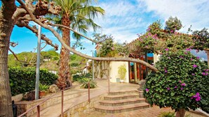 A garden with a stone staircase leading to a building, surrounded by various plants and trees. - Orza - holiday home with private swimming pool in Benissa (Benissa)
