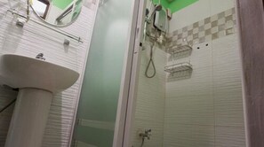 Shower, free toiletries, towels - Good Hearts Inn by the Sea by Cocotel (Oslob)