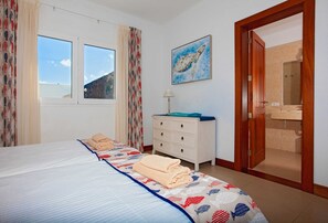3 chambres, coffres-forts dans les chambres, fer et planche Ă repasser