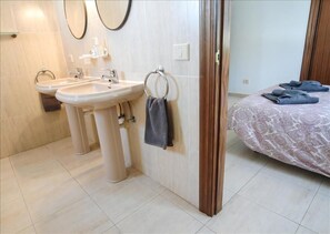 Baignoire, sĂšche-cheveux, serviettes fournies