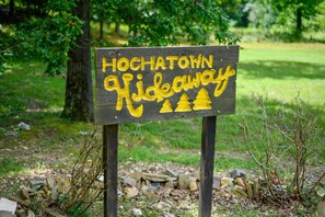 Property grounds - Hochatown Hideaway, 2 BR, 2 BA, Sleeps 7 (Broken Bow)