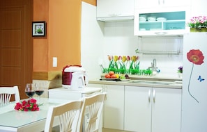 Room (Red Star) | Private kitchenette | Fridge, microwave, stovetop, rice cooker - Land Scent Pension (Haenam)