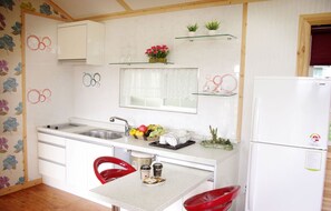 Kamer (Deer Star) | Privékitchenette | Een koelkast, een microgolfoven, een kookplaat, een rijstkoker