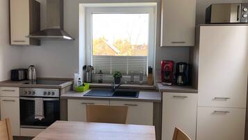 Kühlschrank, Mikrowelle, Ofen, Geschirrspüler