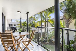 Outdoor dining - Central Summer Getaway: Byron Bay (Byron Bay)