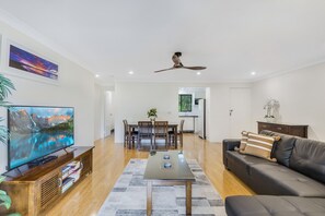 Smart TV - Central Summer Getaway: Byron Bay (Byron Bay)