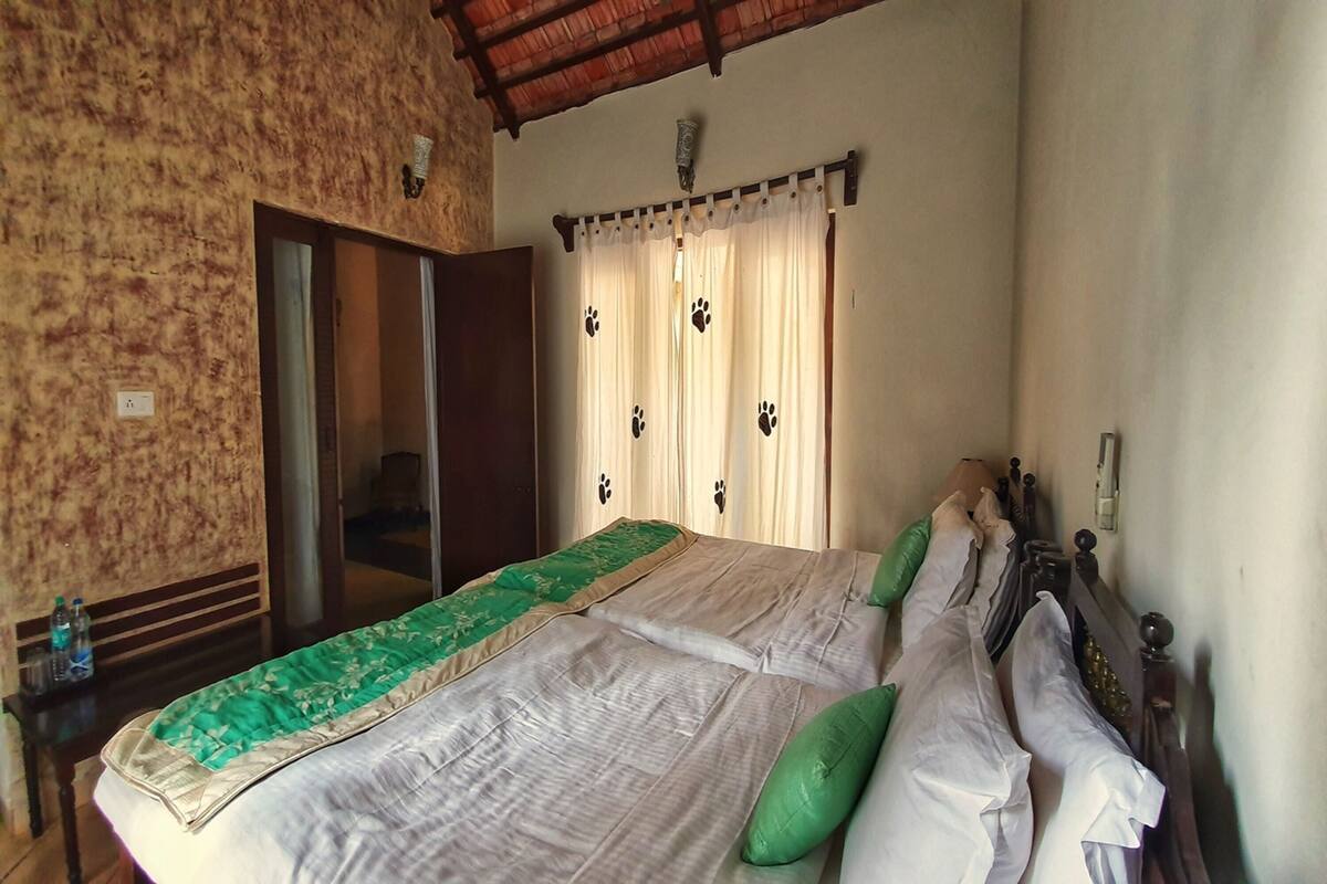 Deluxe Room | Iron/ironing board, WiFi (free)