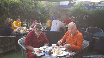 Café da manhã completo grátis todos os dias