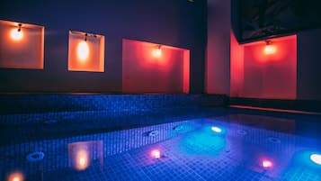 Salas de tratamiento para parejas, sauna y tina de hidromasaje