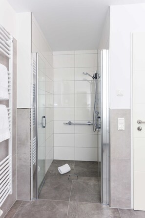 Douche, sèche-cheveux, serviettes fournies
