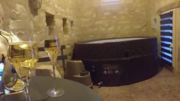 Chambre Romantique Double ou avec lits jumeaux, vue jardin (Romance en Berry) | Spa | Bain à remous