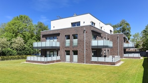 A modern two-story building with a flat roof and large windows. - Vacation apartment 18 - Haus Seeperle (Esens)