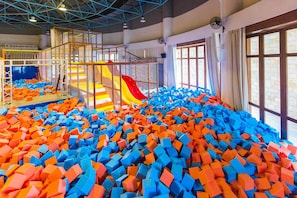 An indoor play area with a foam pit and a slide. - Hainan Xikang Wellness & Resorts (Chengmai)