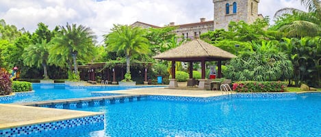 4 outdoor pools, pool umbrellas, pool loungers