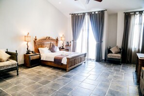 Castle Villa King Room | Minibar, in-room safe, individually decorated, individually furnished - Hainan Xikang Wellness & Resorts (Chengmai)