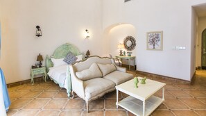 Dobbeltrom | Minibar, safe på rommet, individuelt dekorert og individuelt innredet