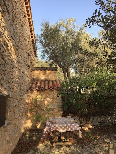Stone bastide with swimming pool in Lorgues in the Var and a plot of 4000m2