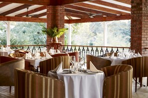 Outdoor dining - Pioneers Lodge (Victoria Falls)