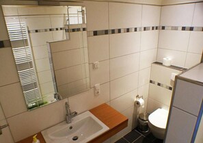 Douche, articles de toilette gratuits, sèche-cheveux