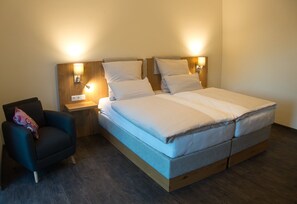 Zimmersafe, Schreibtisch, Verdunkelungsvorhänge, schallisolierte Zimmer