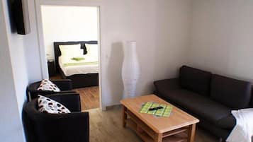 Apartamento, 1 habitación, planta baja | 1 dormitorio, caja fuerte, escritorio y cortinas opacas