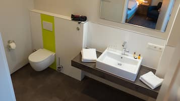 Habitación doble | Baño | Ducha, artículos de higiene personal gratuitos y secador de pelo
